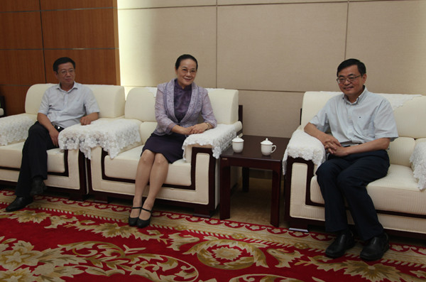 白锦波,副区长,九三学社金山区委主委张娣芳,区政府办公室主任唐卫星